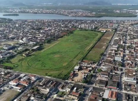 Vista aérea do Hipódromo de São Vicente, com a pista oval cercada pelo bairro Parque São Vicente
